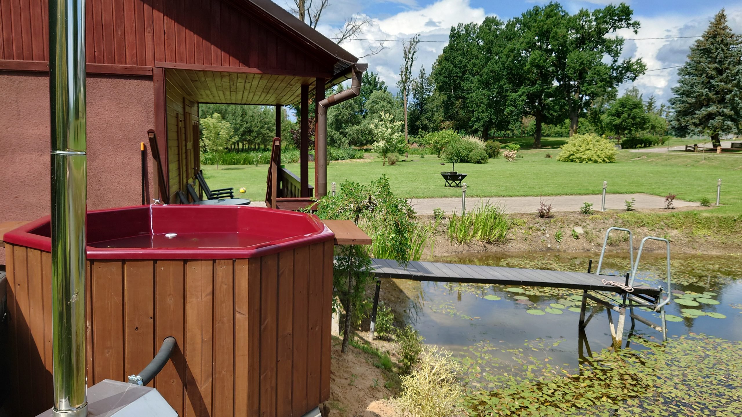 Putriņu kubls pie dīķa un koka namiņa – ideāla vieta romantiskai atpūtai un lauku klusumam